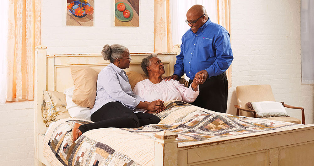 hospice social worker with elderly woman and family member